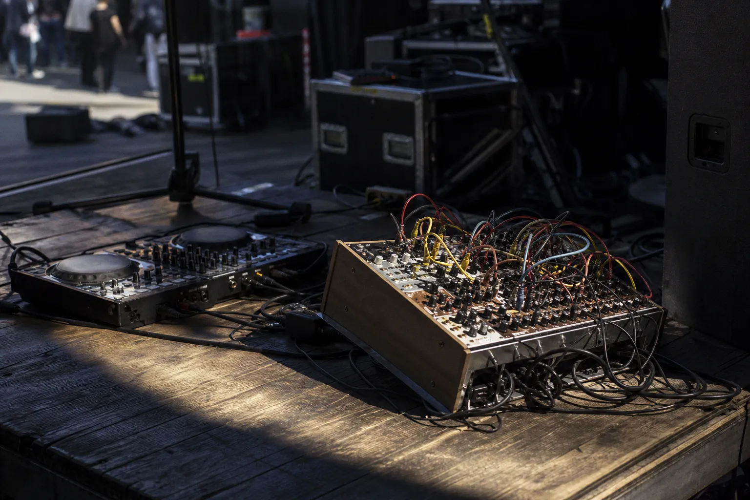 Live hardware ou DJ set : le dilemme de l'artiste électro